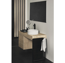 Moderná kúpeľňa s umývadlom, zrkadlom a držiakom na uteráky