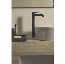 Umývadlová batéria a umývadlo na drevenom stole s mydlom a zubnou kefkou