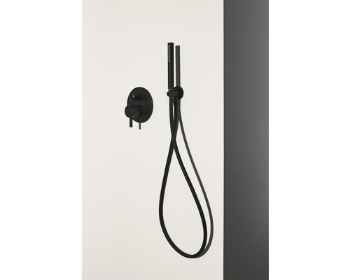 Podomietková sprchová batéria s ručnou sprchou na stene