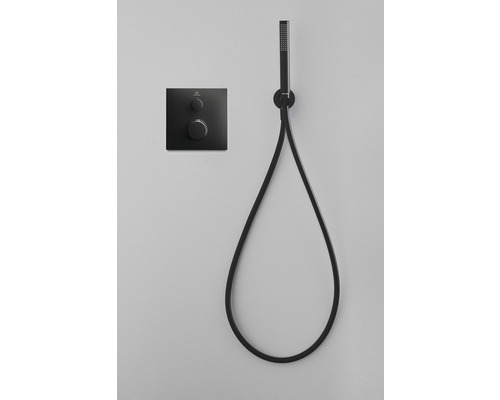 Sprchová armatúra s ručnou sprchou a štvorcovým ovládacím panelom na stene