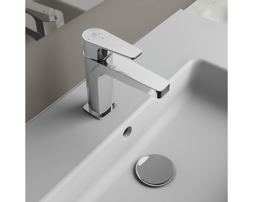 Umývadlová batéria z kovu na umývadle