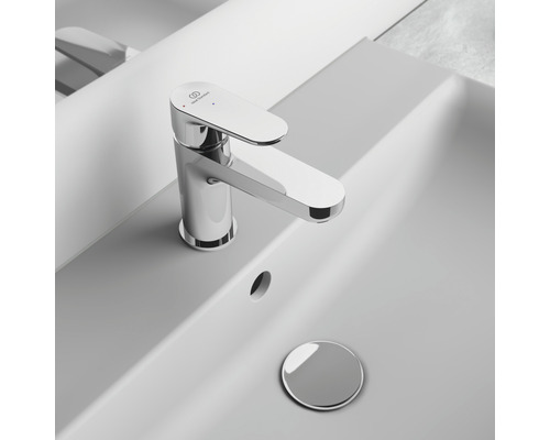 Umývadlová batéria z chrómu na umývadle