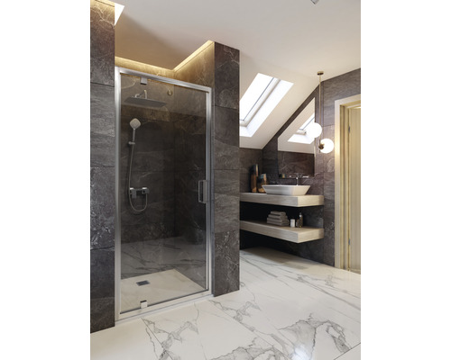 Moderná kúpeľňa s bezbariérovým sprchovacím kútom, umývadlom a mramorovou podlahou