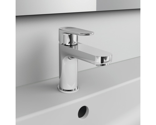 Umývadlová batéria z kovu na umývadle