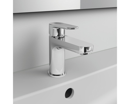 Umývadlová batéria z kovu na umývadle