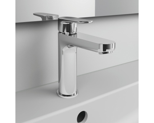 Lesklá umývadlová batéria na bielom umývadle