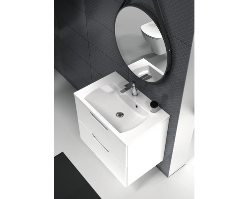 Moderná kúpeľňa s bielou skrinkou pod umývadlo, umývadlom na dosku a zrkadlom