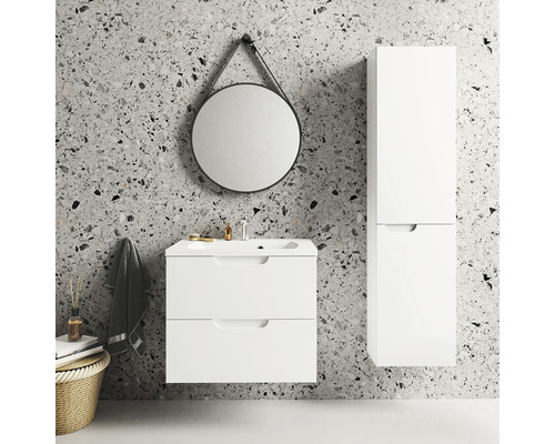 Kúpeľňa s bielou skrinkou pod umývadlo, zrkadlovou skrinkou a okrúhlym zrkadlom