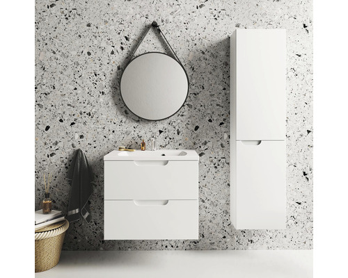 Kúpeľňa s bielou skrinkou pod umývadlo, vysokou skrinkou a okrúhlym zrkadlom