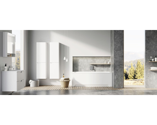 Svetlá kúpeľňa s vaňou, umývadlom, zrkadlovou skrinkou a vysokými skriňami