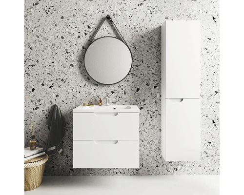 Kúpeľňová scéna s bielou umývadlovou skrinkou, zrkadlovou skrinkou a okrúhlym zrkadlom