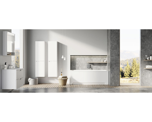 Kúpeľňa s umývadlom, zrkadlovou skriňou, vysokými skriňami a vaňou vo svetlom dizajne