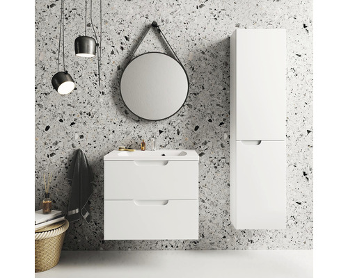 Kúpeľňa s umývadlovou skrinkou, zrkadlovou skrinkou a závesnou lampou