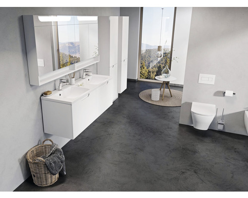 Svetlá kúpeľňa s dvojitým umývadlom, zrkadlovou skriňou a závesným WC pre moderné zariadenie