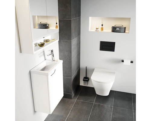 Moderná kúpeľňa s umývadlom, toaletou a úložnými policami