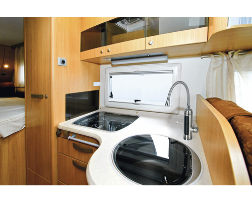 Kuchynský kút v obytnom vozidle s drezom, sporákom a kuchynským oknom