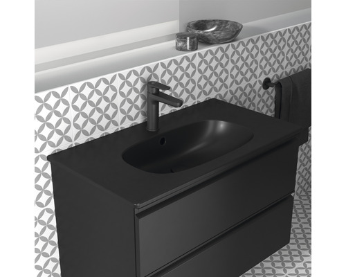 Čierna skrinka pod umývadlo s umývadlom a batériou v kúpeľni