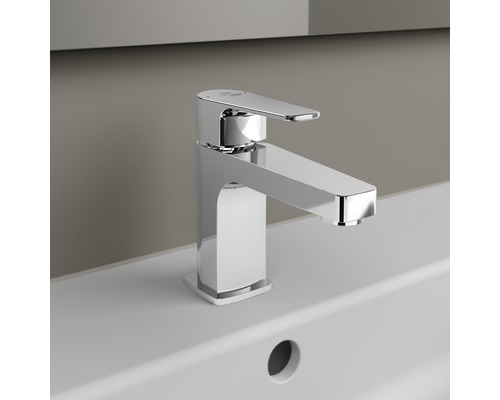 Páková umývadlová batéria z chrómovaného kovu