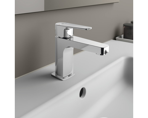 Umývadlová batéria z kovu na umývadle