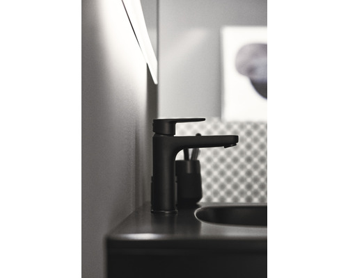 Čierna umývadlová batéria na umývadle v kúpeľni.