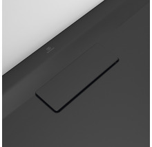 Detail umývadla s obdĺžnikovým odtokom a logom Ideal Standard.