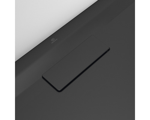 Detail umývadla s obdĺžnikovým odtokom a logom Ideal Standard.