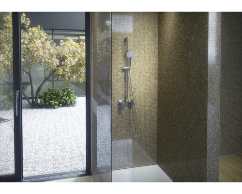 Kúpeľňa so sprchou, mozaikovými obkladmi a výhľadom von