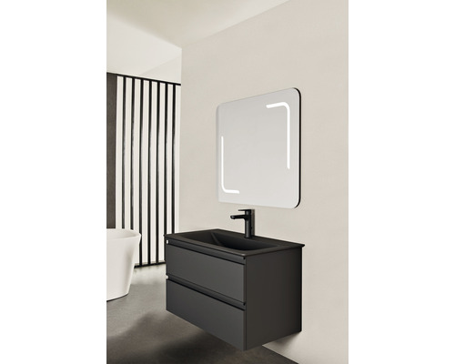 Kúpeľňa s umývadlovou skrinkou, umývadlom na dosku a zrkadlom s osvetlením