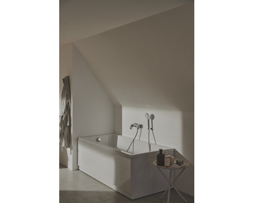 Kúpeľňa s vaňou, batériou a sprchovou hlavicou pod šikmou strechou