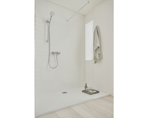 Sprchovací kút v úrovni podlahy so sprchovou hlavicou, batériou, uterákom a odkladacou plochou