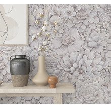 Dekoratívny interiér s kvetinovou tapetou, vázami a rámom