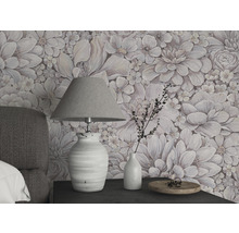 Obytný priestor s kvetinovou tapetou, stolovou lampou a dekoráciami na nočnom stolíku