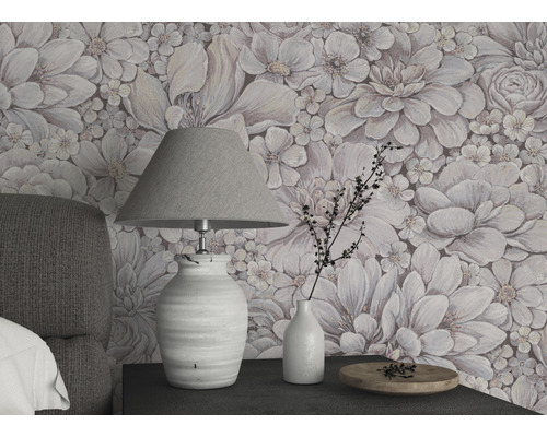 Obytný priestor s kvetinovou tapetou, stolovou lampou a dekoráciami na nočnom stolíku