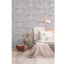 Spálňa s kvetinovou tapetou, posteľou, stoličkou a košom