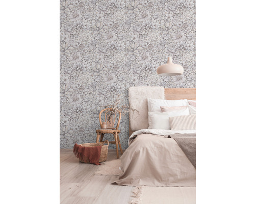 Spálňa s kvetinovou tapetou, posteľou, stoličkou a košom