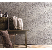 Pohľad na izbu s kvetinovou tapetou, drevenými lavicami a košíkmi