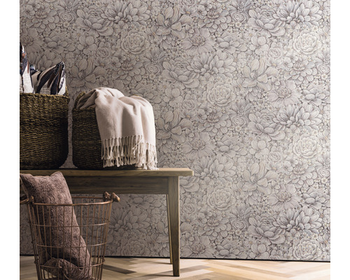 Pohľad na izbu s kvetinovou tapetou, drevenými lavicami a košíkmi