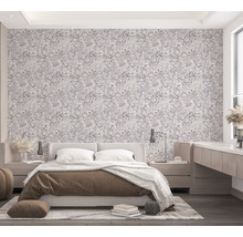 Spálňa s kvetinovou tapetou, posteľou a nočnými stolíkmi vo svetlom, priestrannom dizajne.