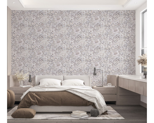 Spálňa s kvetinovou tapetou, posteľou a nočnými stolíkmi vo svetlom, priestrannom dizajne.