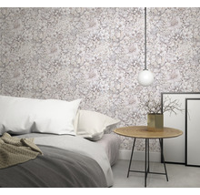 Spálňa s kvetinovou tapetou, posteľou a príručným stolíkom