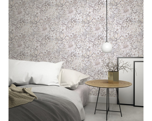 Spálňa s kvetinovou tapetou, posteľou a príručným stolíkom