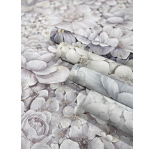 Tri role tapety s kvetinovým vzorom.