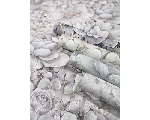 Tri role tapety s kvetinovým vzorom.