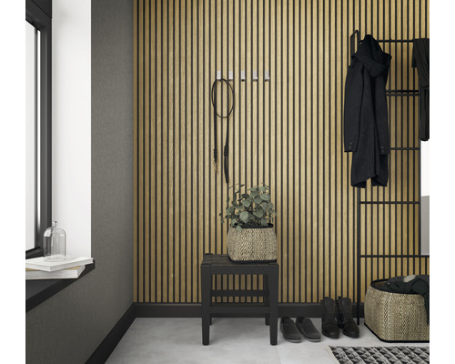 Chodba s dreveným obkladom stien, šatňou, sedením a doplnkami.