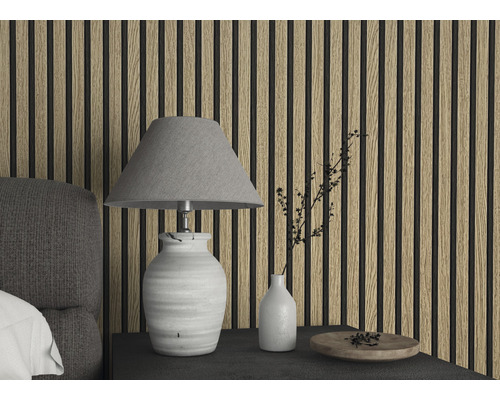 Dekoratívne obloženie stien s drevenými panelmi v spálni s lampou a nočným stolíkom