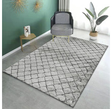 Sivý koberec s kosoštvorcovým vzorom v obývacej izbe