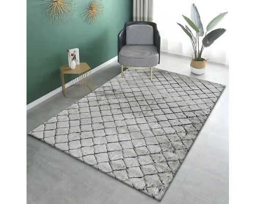 Sivý koberec s kosoštvorcovým vzorom v obývacej izbe