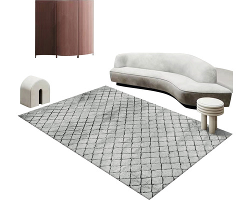 Interiér s kobercom, pohovkou, skriňou a konferenčným stolíkom