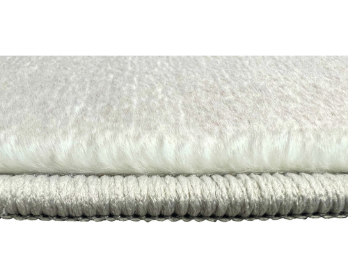 Detailný pohľad na biely koberec s vysokým vlasom