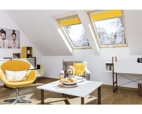 Obývacia izba v podkroví so strešnými oknami, roletami a nábytkom
